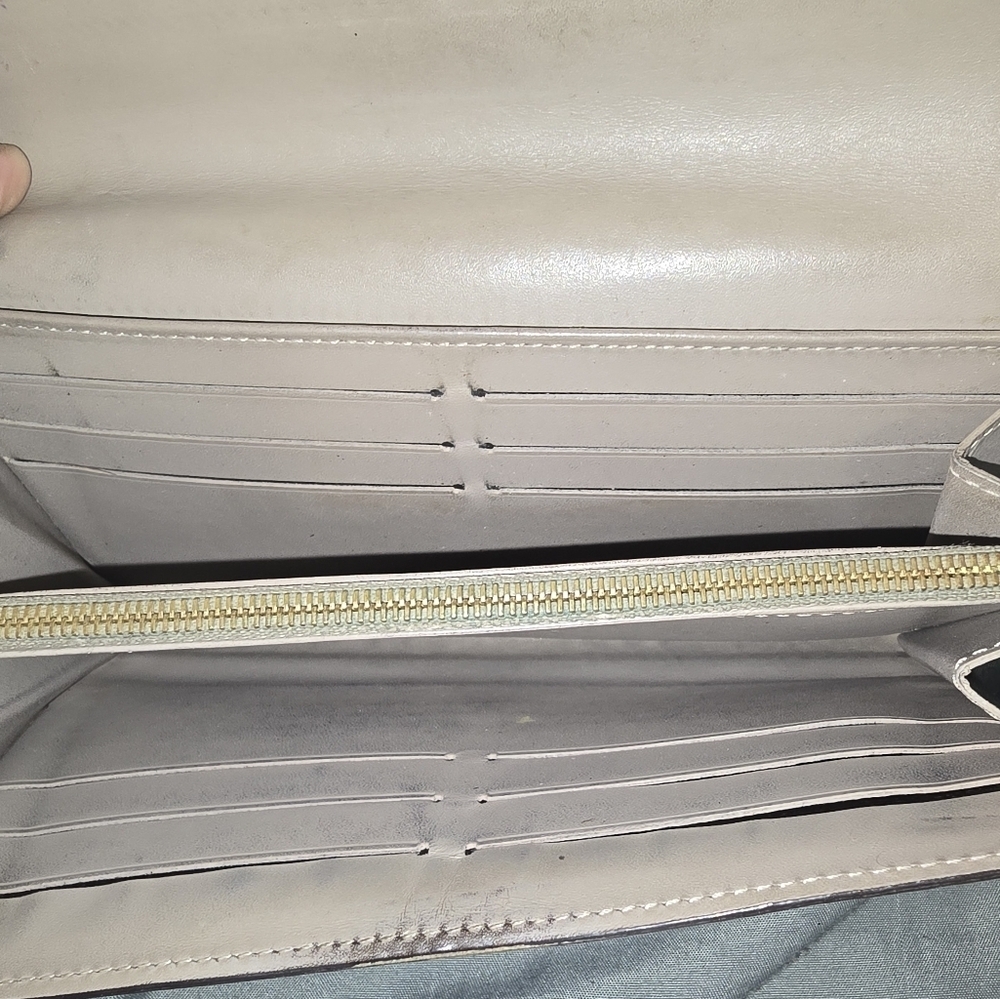 Authentic Louis Vuitton Light Yellow Vernis Monogram Long Snap Sarah Wallet - Picture 7 of 10